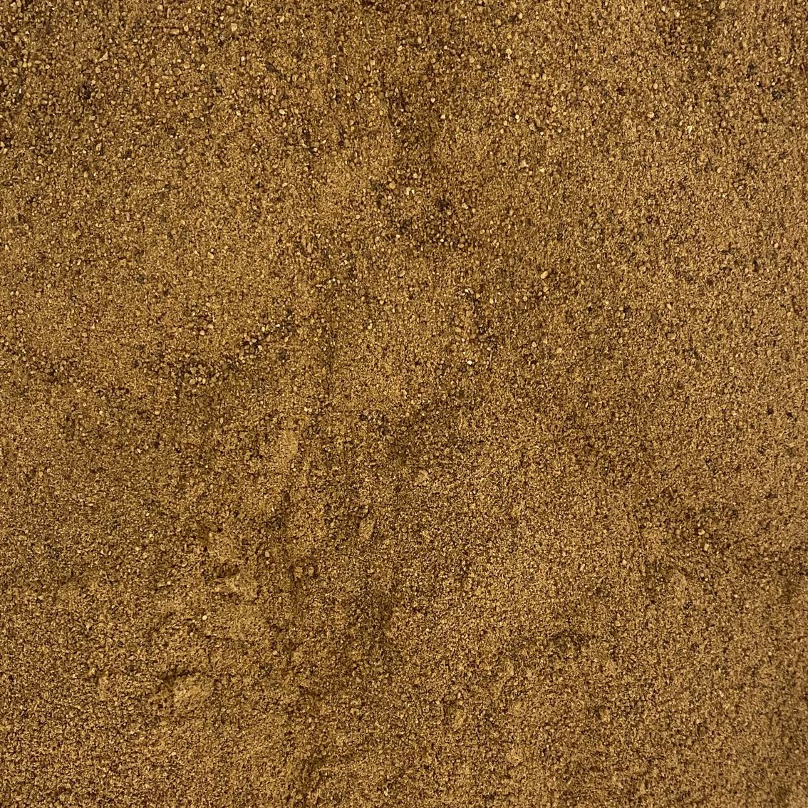 Muskat goldbraun aus ganzen Nüssen gemahlen